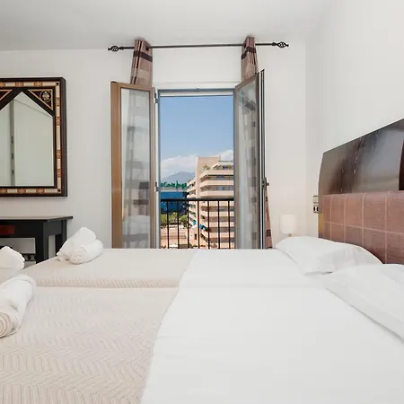 Stunning Penthouse With Sea Views And Private Parking In Puerto Banus *